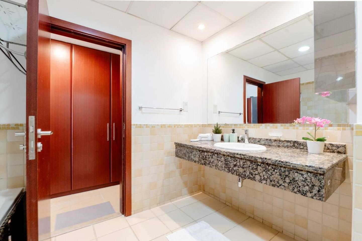 Moonlight Hostel Jbr - 2Min Walk To Jbr Beach - Gym - 2Min Metro Station - Poll Dubai Eksteriør bilde